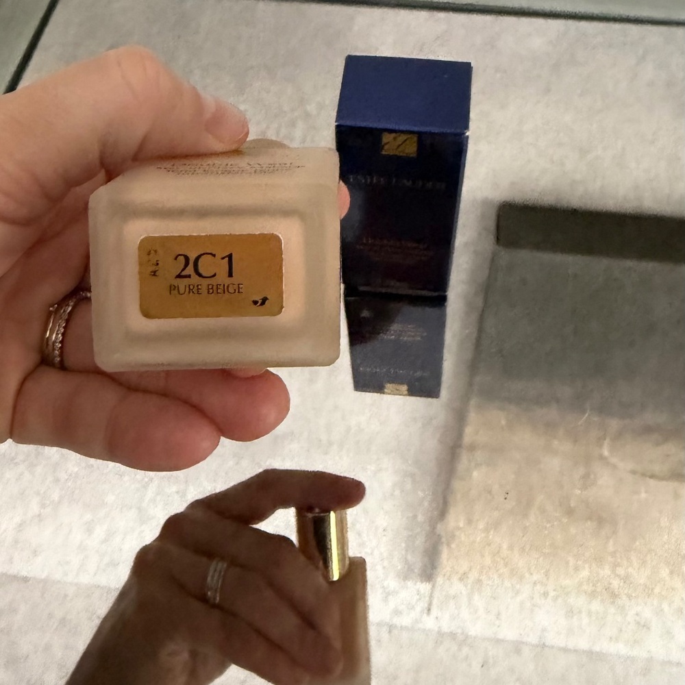New Bottle of Estee Lauder Double Wear Foundation 2C1 - Picture 3 of 3